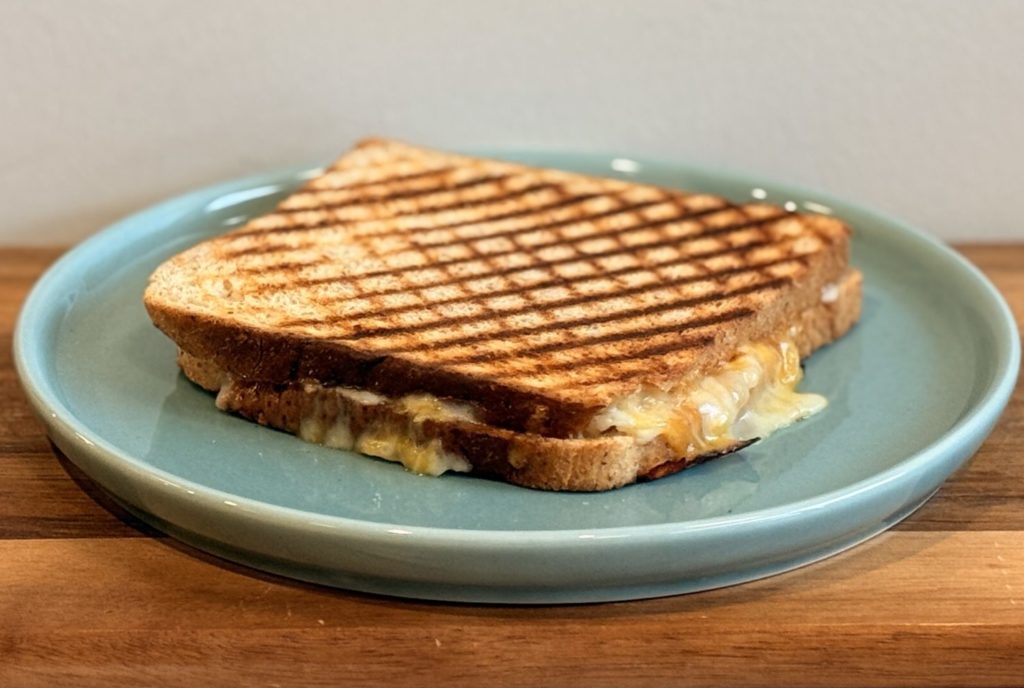 GRILLED CHEESE CHEDDAR & OIGNONS ROSÉS