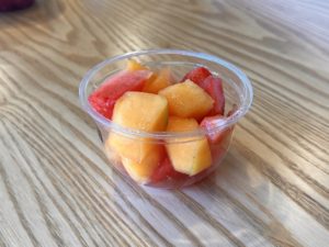 Melon, pastèque et fraises coupés