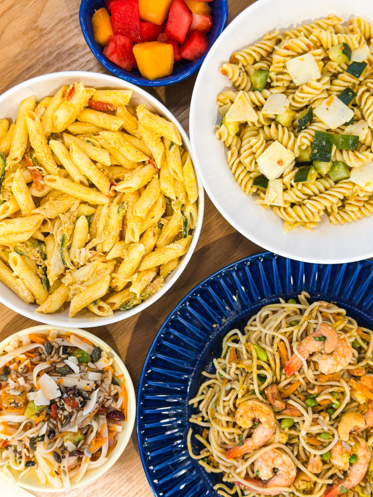 Penne tandoori, pasta courgettes et Grana Padano, salade Bangkok, Fraises, melon et pastèque coupés