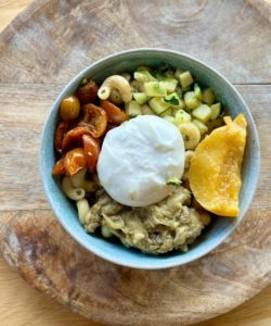 Burrata, légumes, pâtes et pêches